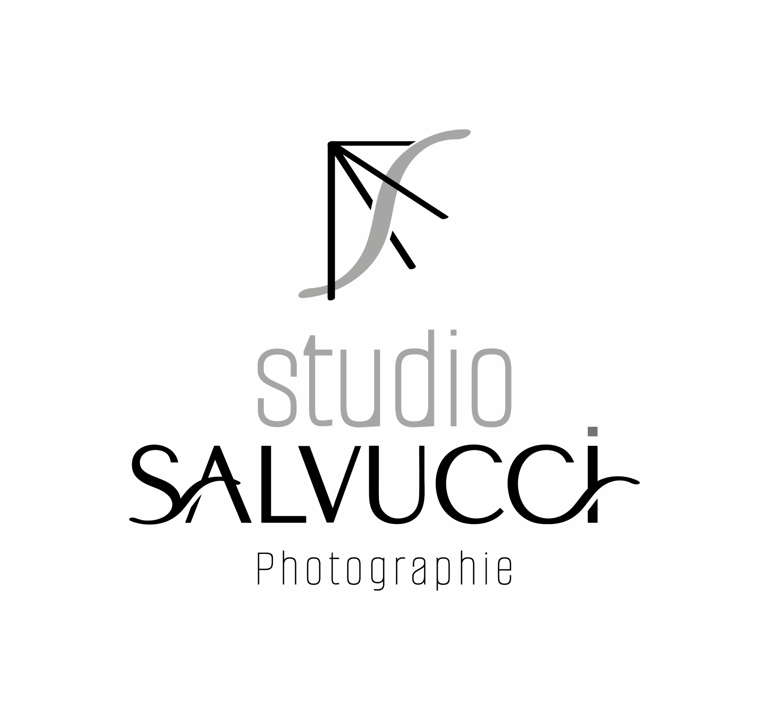 Studio_Salvucci_Logo_Secondaire_Slogan_Nuance_De_Gris_Rvb_3000px_w_72ppi graphical activity graphiste moselle